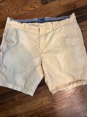 Men's Pale Yellow Flat-Front Chino Shorts